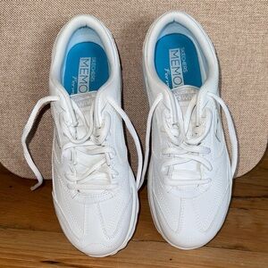 Women’s Skechers White Go Walk Memory Foam size 7.5